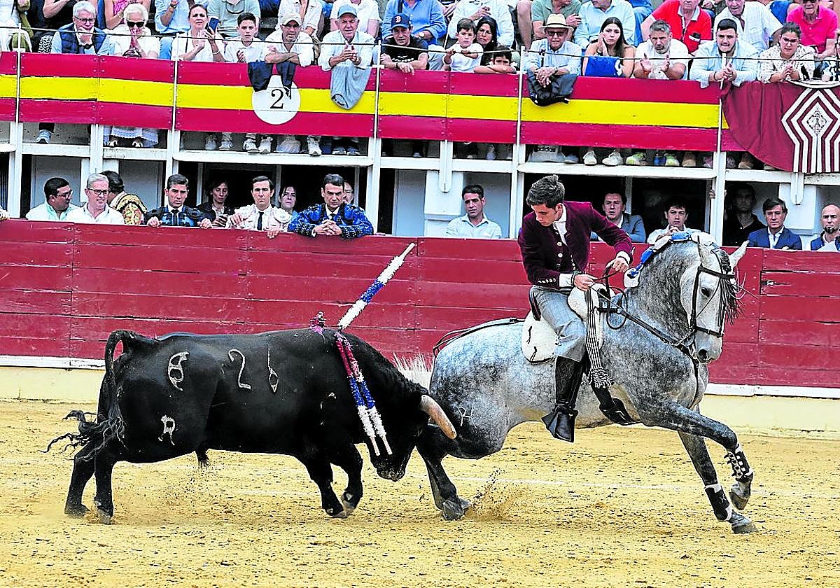 Hermoso de Mendoza en un lance de la lidia.