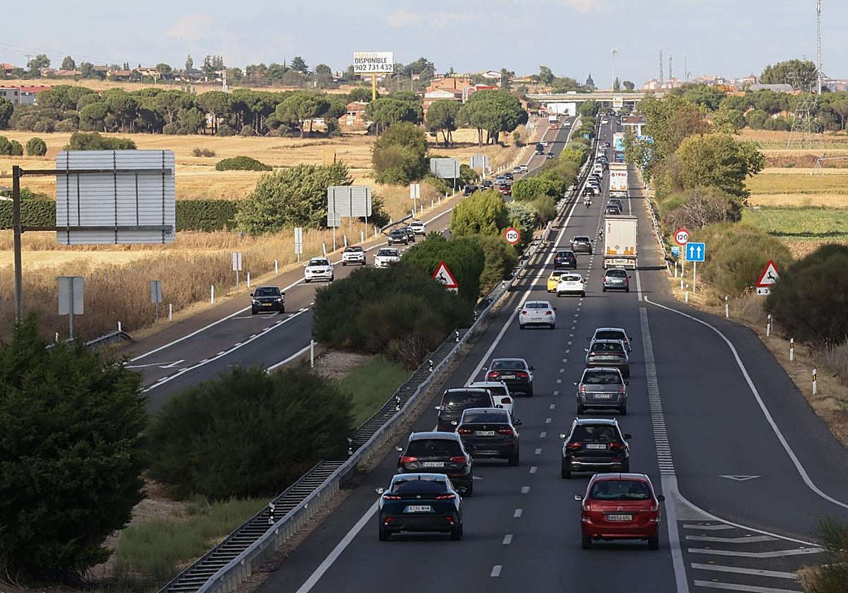 Aspecto de la A-6 a la altura de Villamarciel durante la última operación retorno del verano.