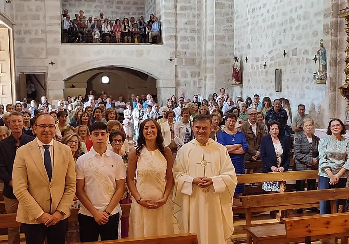 El párroco Adam Sudol, junto al alcalde de Fombellida, Víctor Alonso, y los reyes de las fiestas tras la misa de San Antolín.