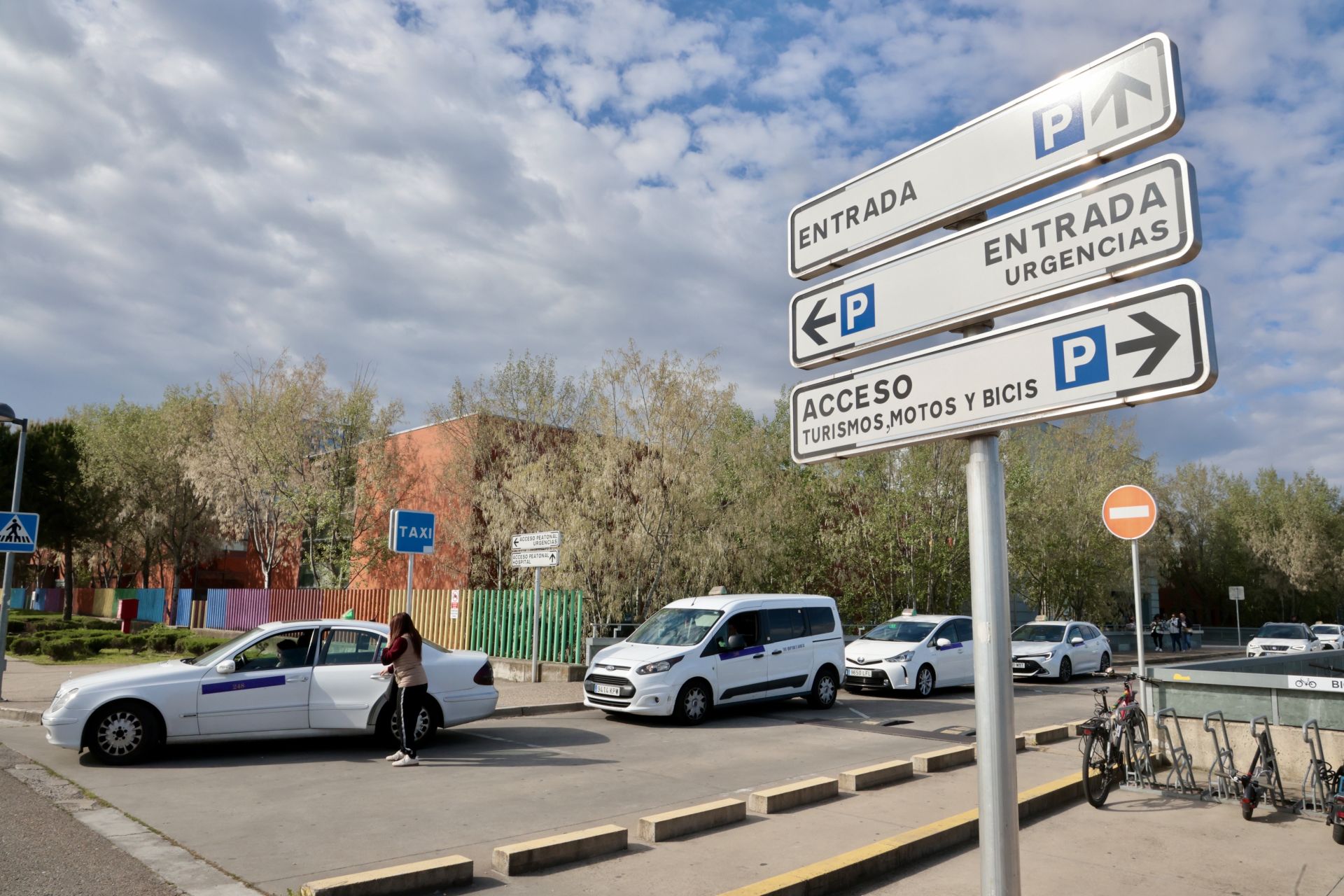 Acceso al Hospital Universitario Río Hortega, con el cartel de entrada a Urgencias.