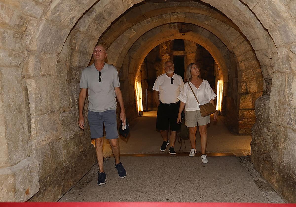 Turistas en la cripta de San Antolín.