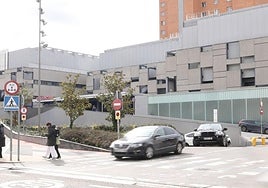 Acceso al Hospital Universitario Río Hortega, con el cartel de entrada a Urgencias.