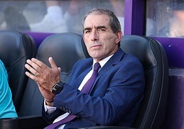 Guillermo Almada, en el banquillo durante el último Real Valladolid-Córdoba