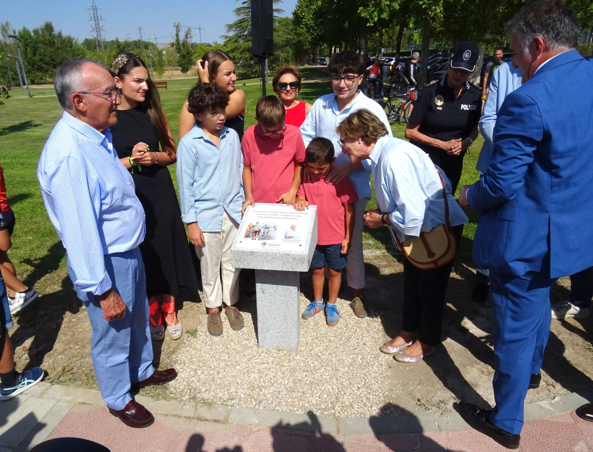 El nuevo carril bici del Camino Viejo de Simancas luce el nombre de Tomás Nistal