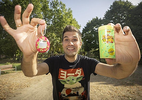 El humorista Sergio Encinas con un Tamagotchi y un Porta Tazos.