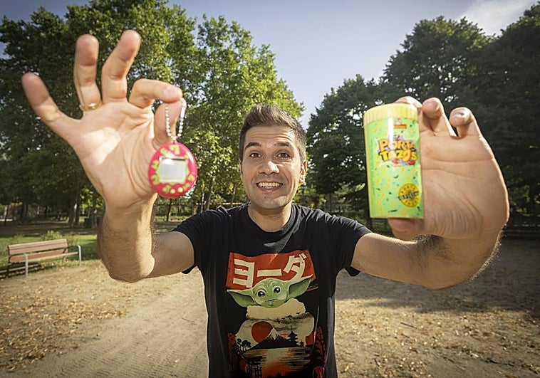 El humorista Sergio Encinas con un Tamagotchi y un Porta Tazos.