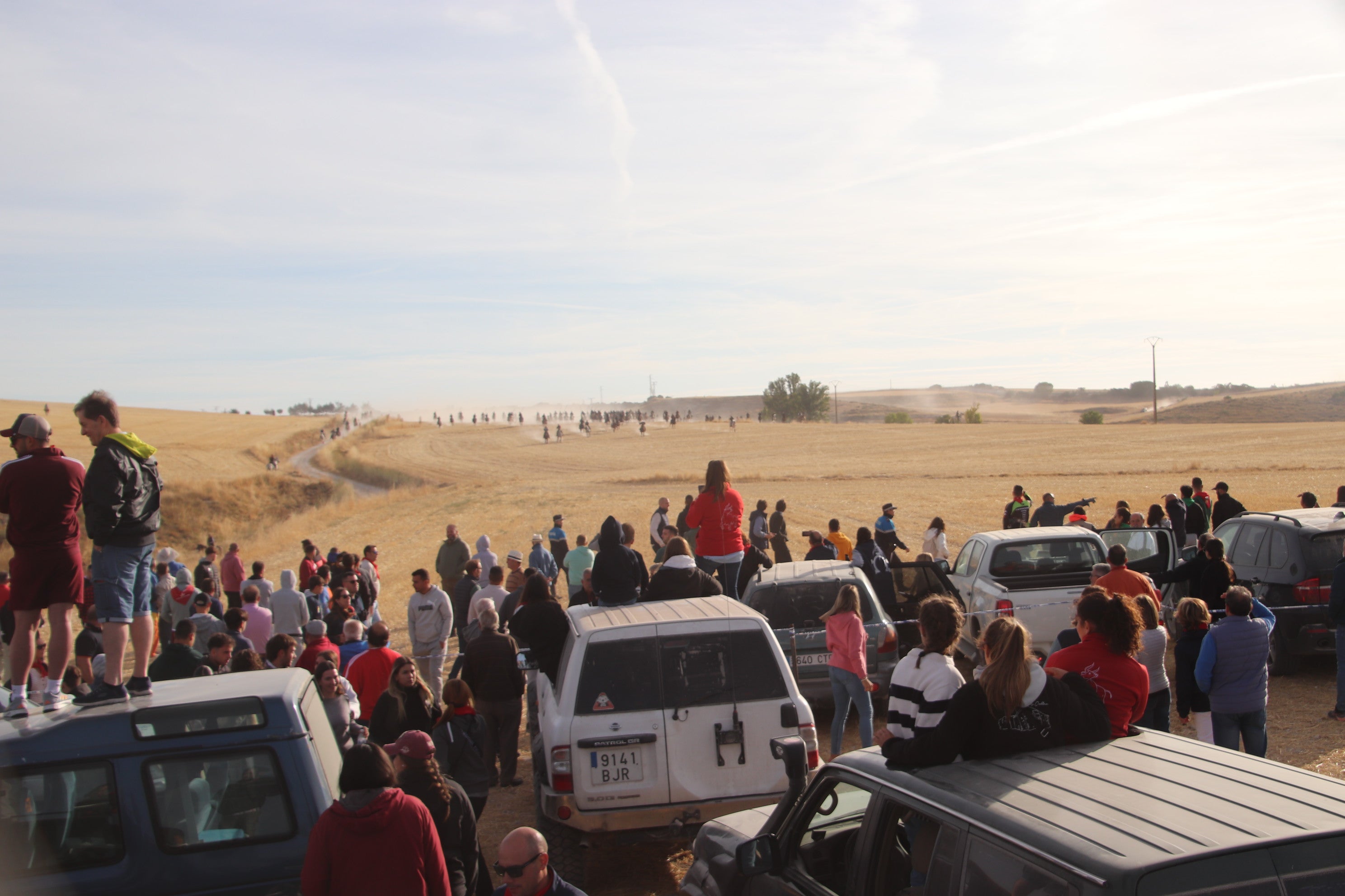 Vehículos en el campo durante uno de los encieros de Cuéllar.