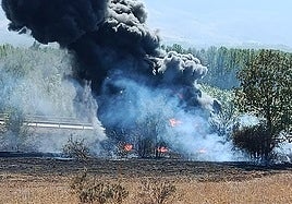 Intensa humareda generada por el incendio de un camión accidentado en Burgos.