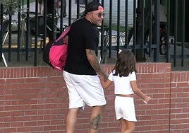 Kiko Rivera junto a una de sus hijas.