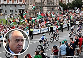 Banderas de Palestina este miércoles durante el paso de la Vuelta Ciclista en Bilbao. En el círculo, el subdelegado del Gobierno en Valladolid, Jacinto Canales.