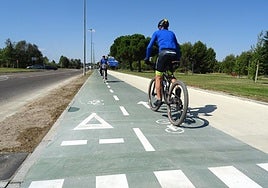 Dos ciclistas circulan por el nuevo tramo del carril bici del Camino Viejo de Simancas, que une El Peral y Simancas.
