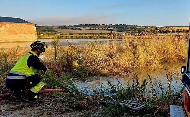 Los bomberos achican agua este jueves por la mañana en Valbuena.