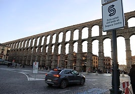 Cartel que informa del comienzo del área 'Segovia Centro' en las inmediaciones del Acueducto.