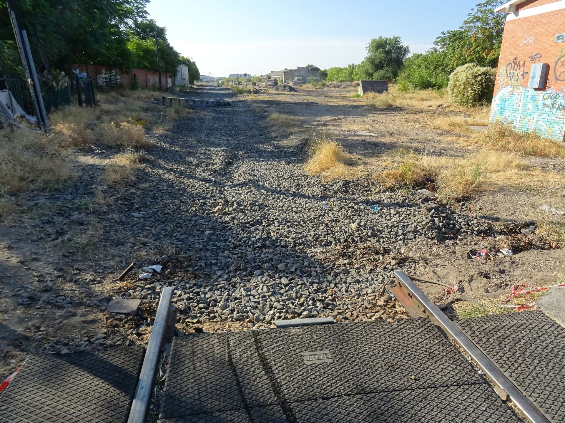 El desmontaje de la vía de mercancía de la línea Ariza