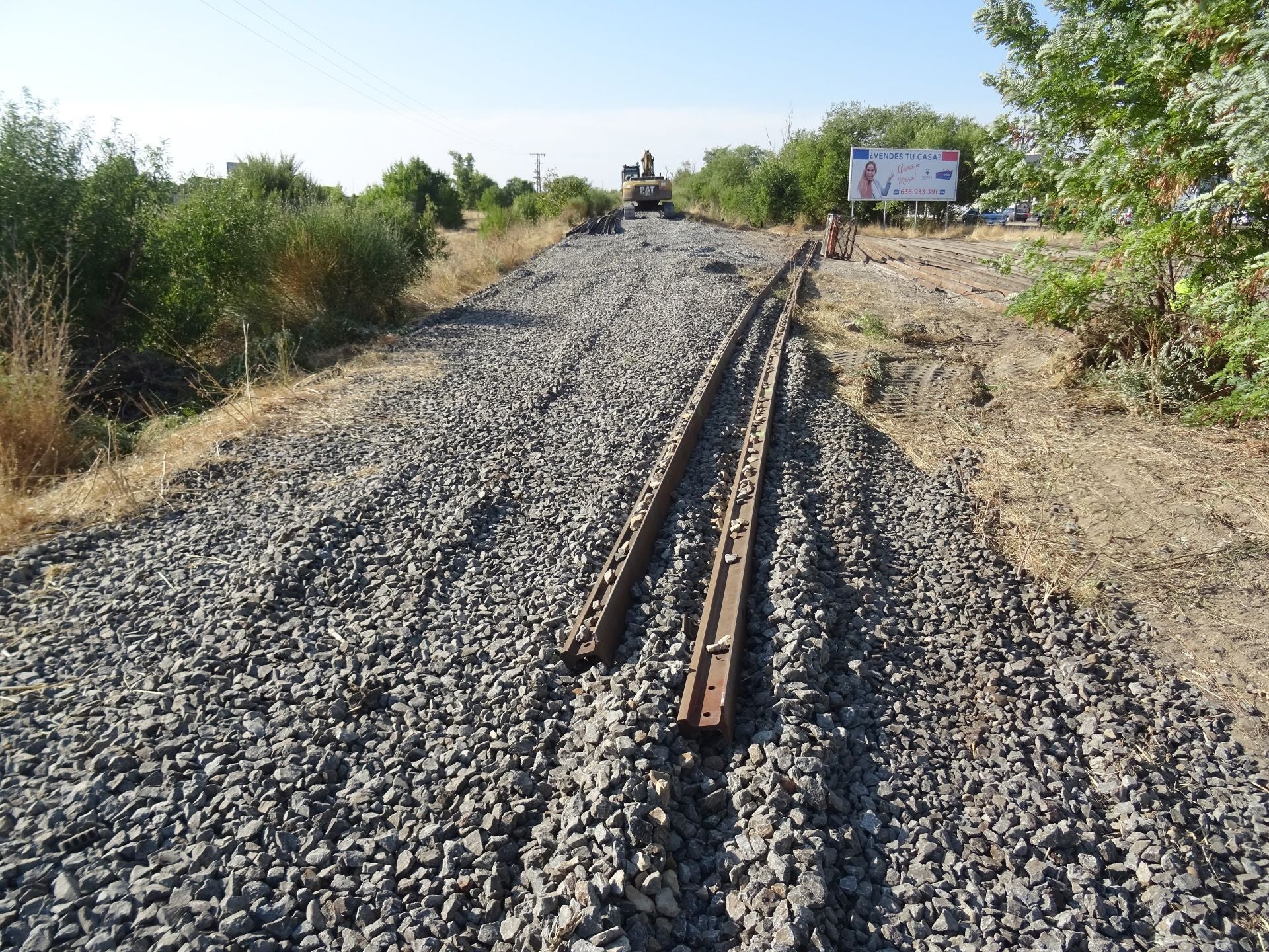 El desmontaje de la vía de mercancía de la línea Ariza