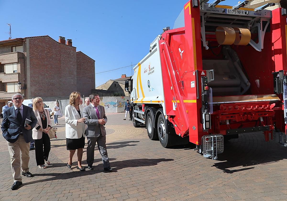 El consejero de Presidencia, junto a la presidenta de la Diputación, y detrás, la alcaldesa de Osorno, observan el nuevo camión.