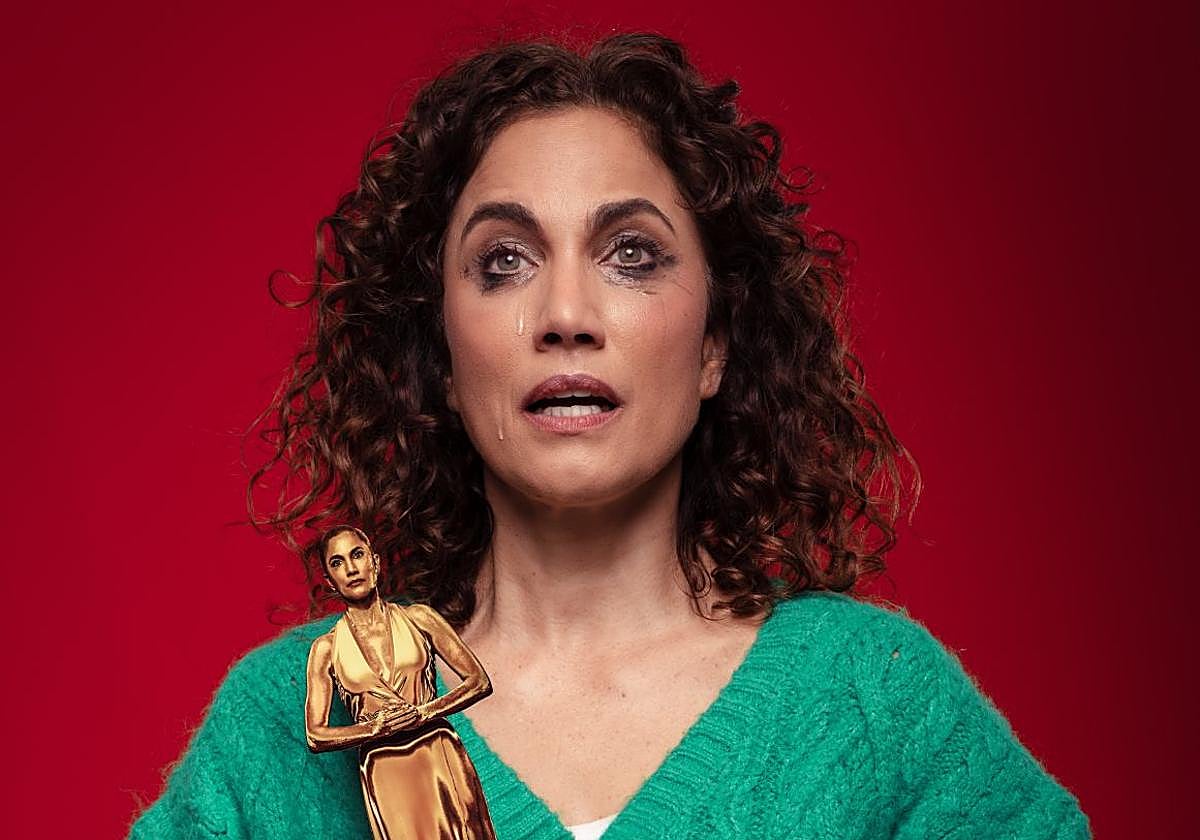 Toni Acosta sujeta el trofeo con su rostro de 'Una madre de película'.