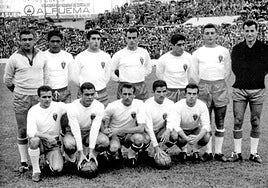 Dos exblanquivioletas en una formación del Real Zaragoza en la temporada 1960-61: Benítez, segundo de izquierda a derecha en la fila de arriba y Murillo, en el centro de la fila de abajo.