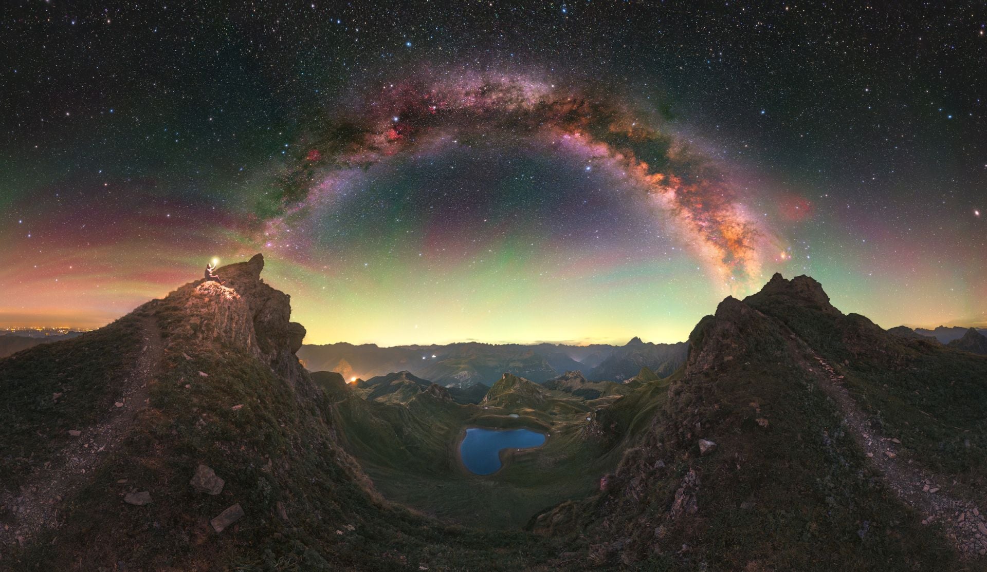 Lac Montagnon, Pirineos Franceses. «Acampé junto al lago para fotografiar su característica forma de corazón bajo el cielo nocturno. Usé mi cámara astromodificada y un star tracker para captar con detalle la Vía Láctea».