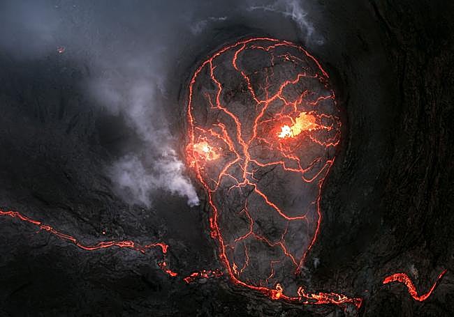 Volcán Fagradalsfjall, Islandia. Fotografía aérea realizada con dron durante la erupción de 2021. «Cuando ese día el volcán se apagó la textura de la lava y la forma del volcán recordaba a una calavera».