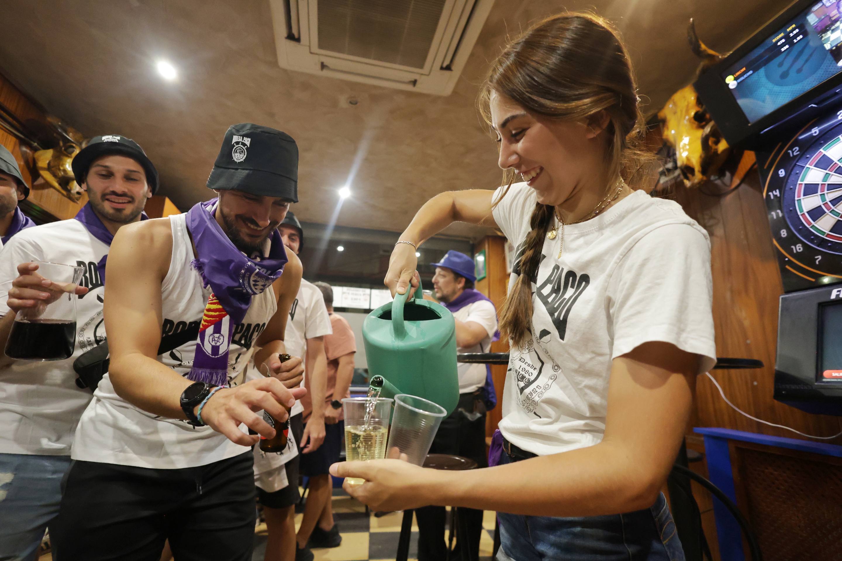 Las imágenes de la Peña Bodega Paco, una familia histórica de las fiestas de Valladolid