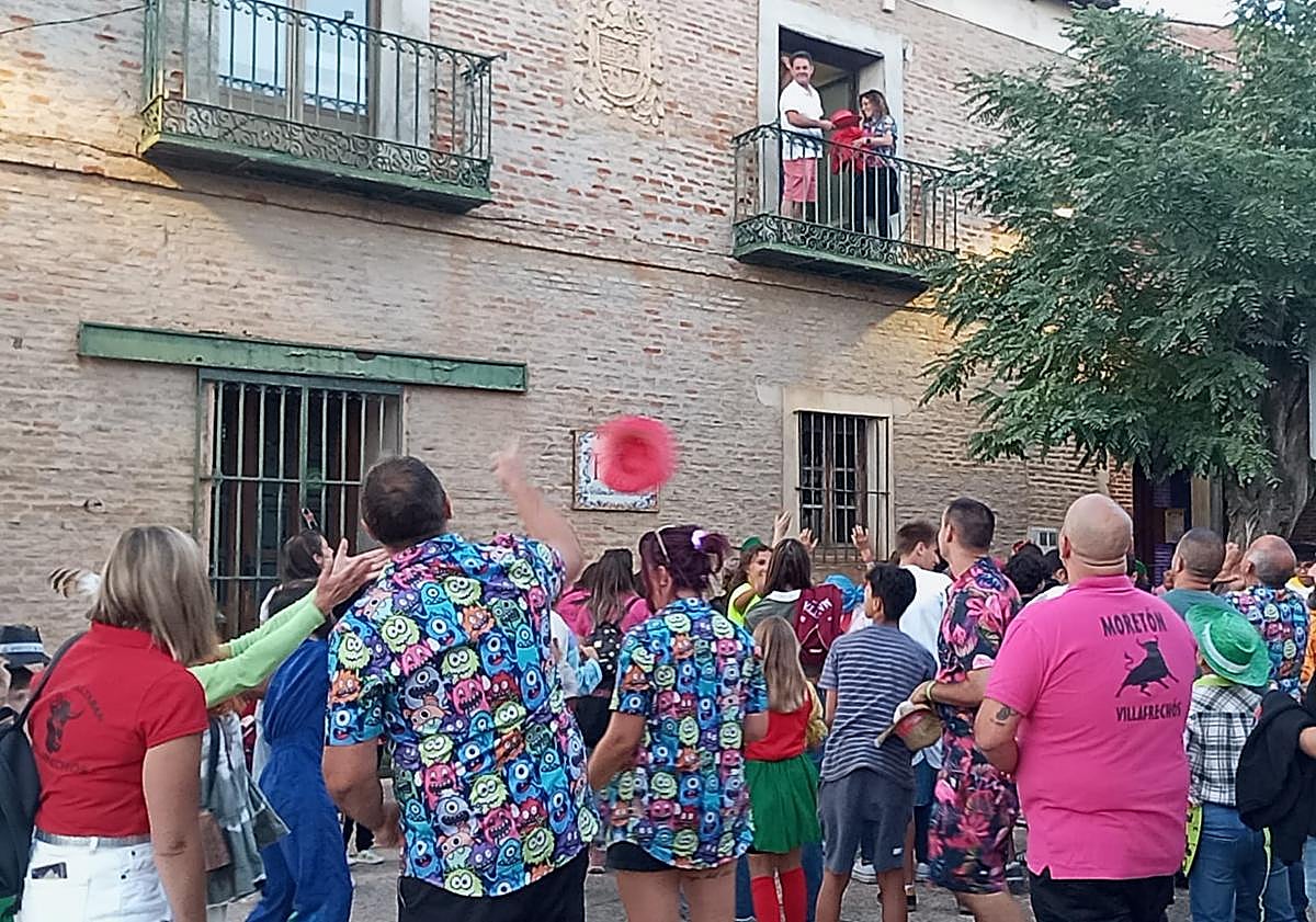 Imagen principal - El recorrido de peñas inicia cinco días de fiestas en Villafrechós