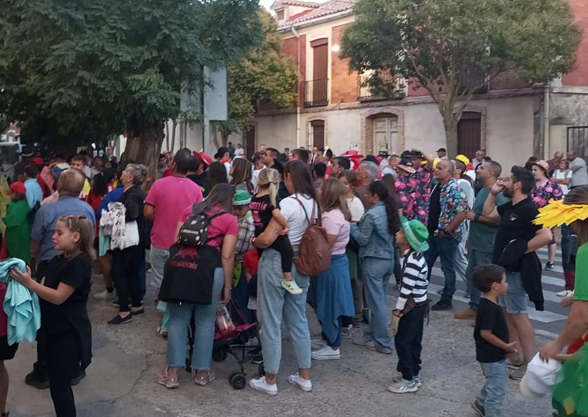 Imagen secundaria 1 - El recorrido de peñas inicia cinco días de fiestas en Villafrechós