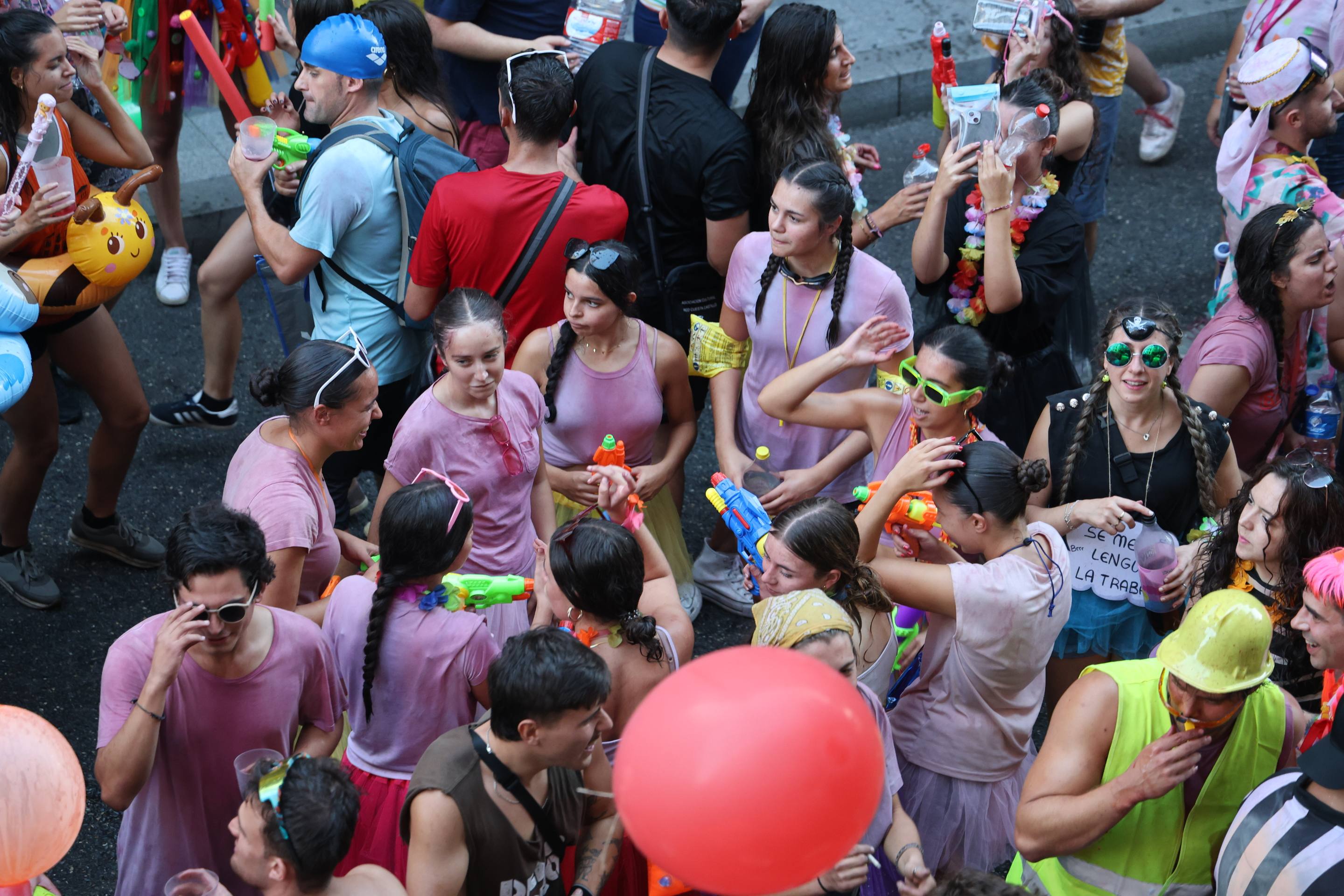 Las mejores imágenes del desfile de peñas de las Fiestas de Valladolid 2025