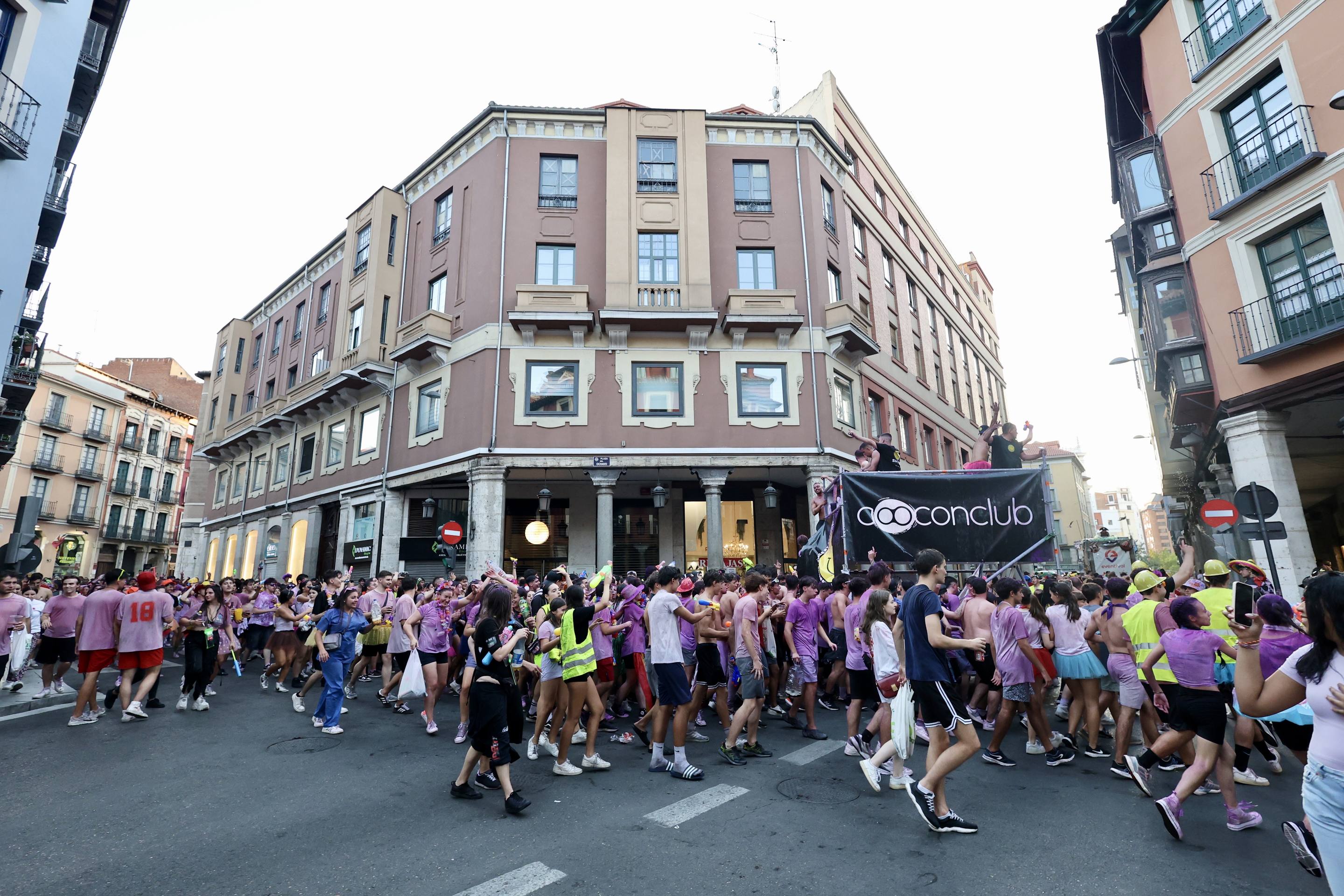 Las mejores imágenes del desfile de peñas de las Fiestas de Valladolid 2025