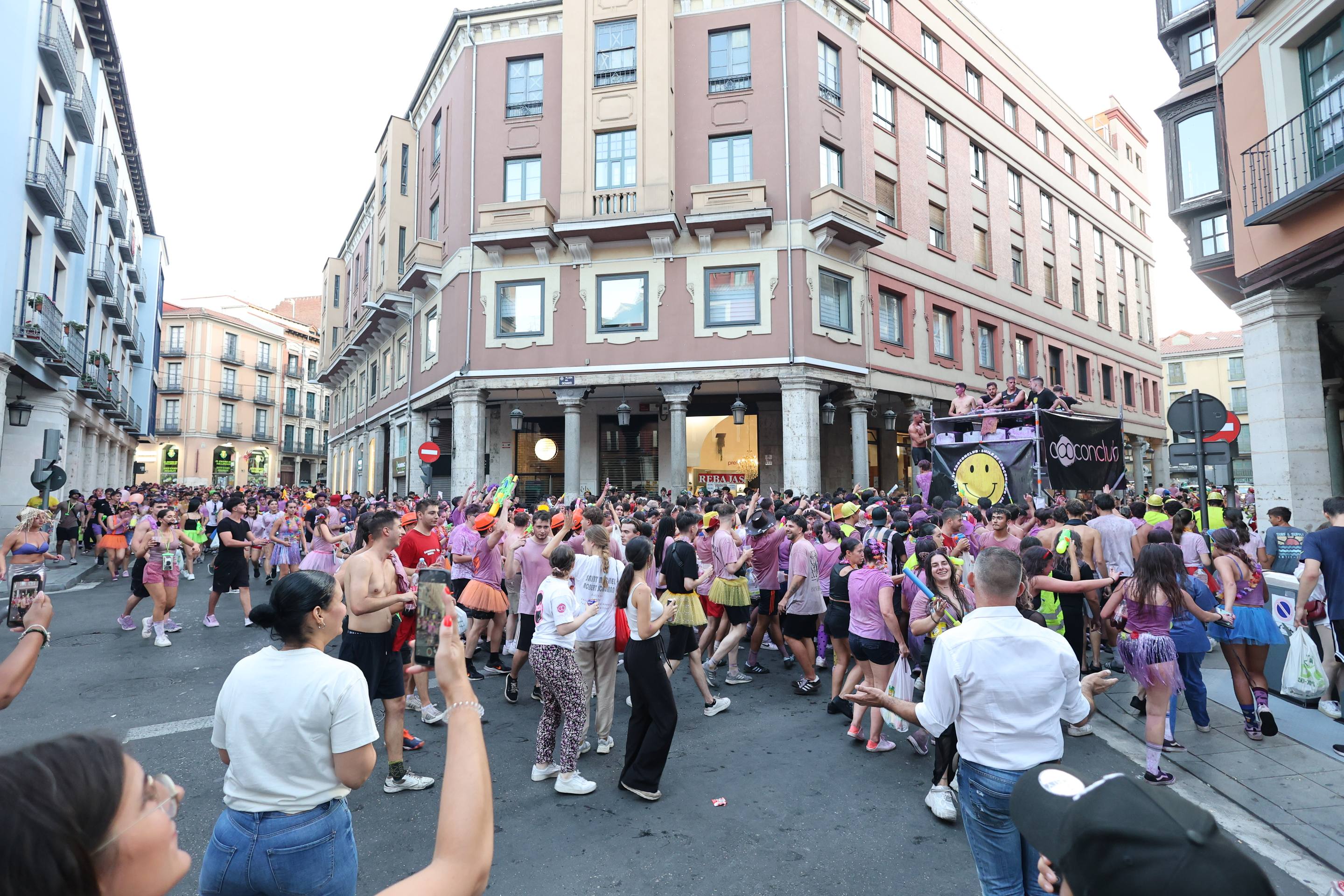 Las mejores imágenes del desfile de peñas de las Fiestas de Valladolid 2025