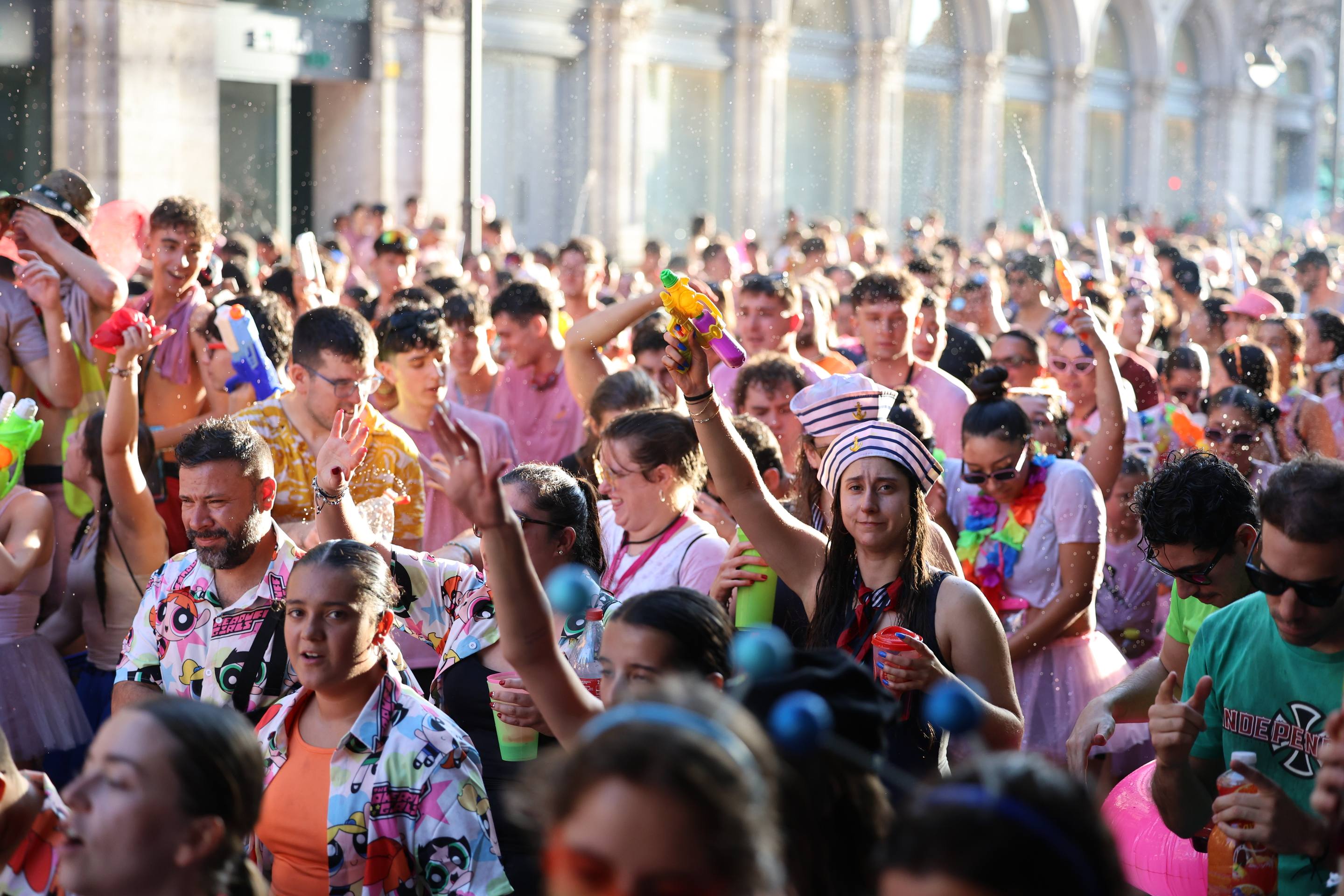 Las mejores imágenes del desfile de peñas de las Fiestas de Valladolid 2025