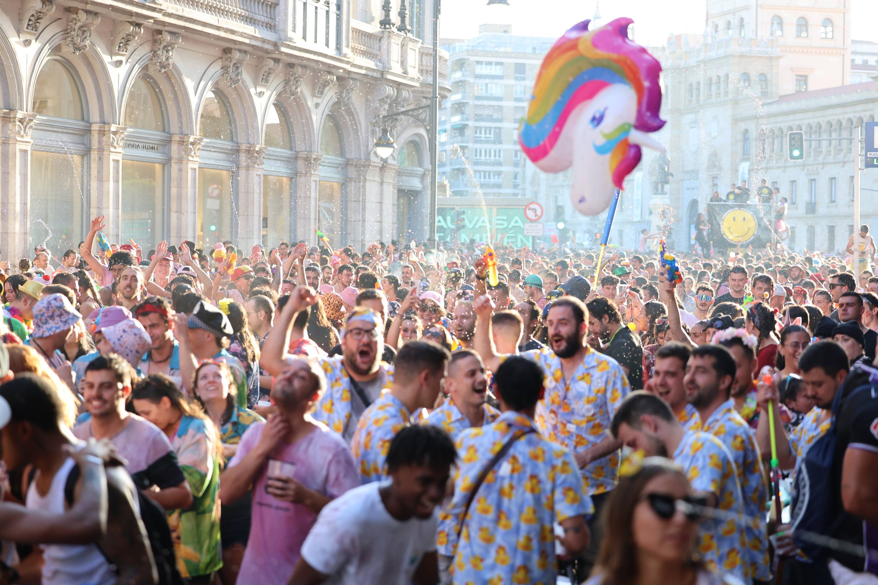 Las mejores imágenes del desfile de peñas de las Fiestas de Valladolid 2025