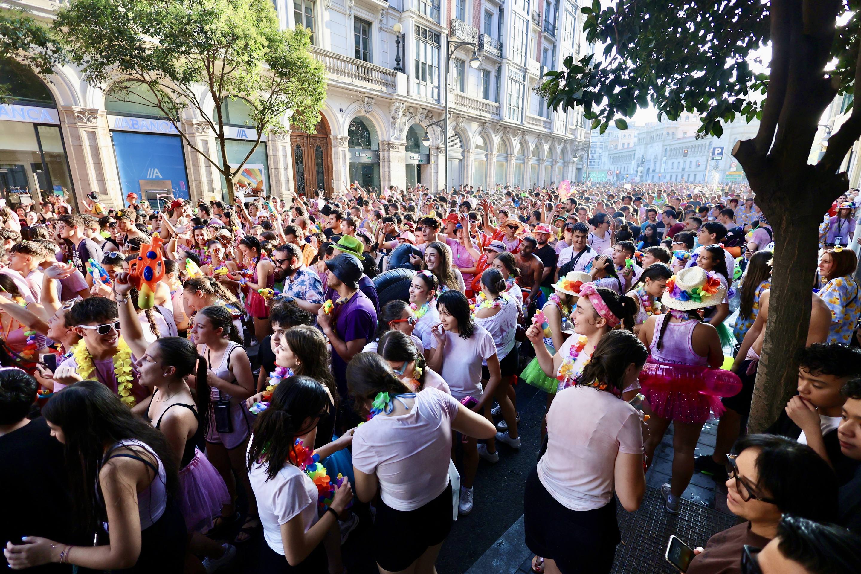 Las mejores imágenes del desfile de peñas de las Fiestas de Valladolid 2025