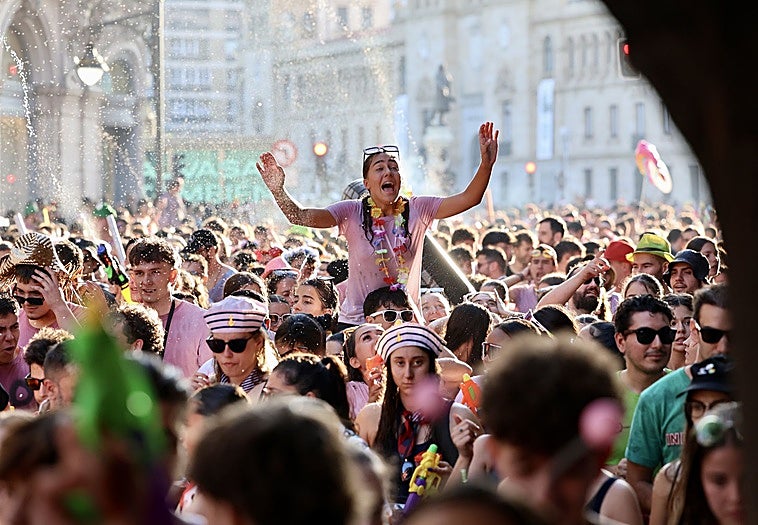 La alegría inundó las calles de Valladolid este viernes con el desfile de peñas