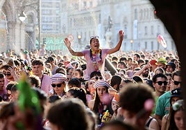 La alegría inundó las calles de Valladolid este viernes con el desfile de peñas