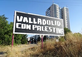 Pintada en favor de Palestina en un cartel publicitario de la avenida de Madrid.