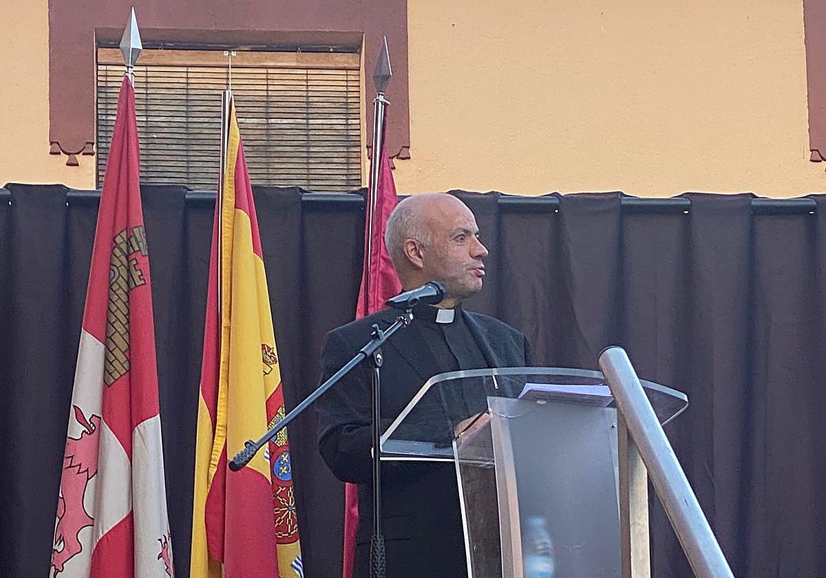 El sacerdote César Pastrana durante el pregón de las fiestas de San Pedro de Latarce