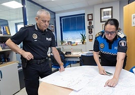 El Mayor de la Policía Municipal, Iñaki Ayuso, y la inspectora Violeta Hoyos ultiman detalles de cara al operativo que se desplegará el jueves.