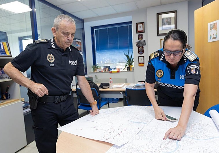 El Mayor de la Policía Municipal, Iñaki Ayuso, y la inspectora Violeta Hoyos ultiman detalles de cara al operativo que se desplegará el jueves.