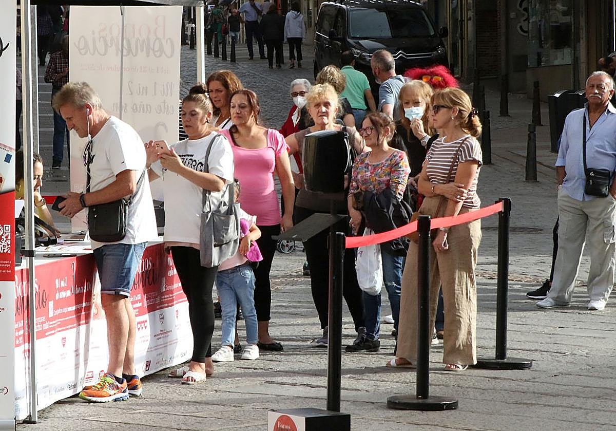 Multitud de personas adquieren bonos comercio en una de las últimas campañas de apoyo al sector.