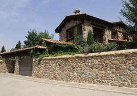 Fachada de una vivienda de grandes dimensiones y con amplio jardín ubicada en la provincia de Segovia.