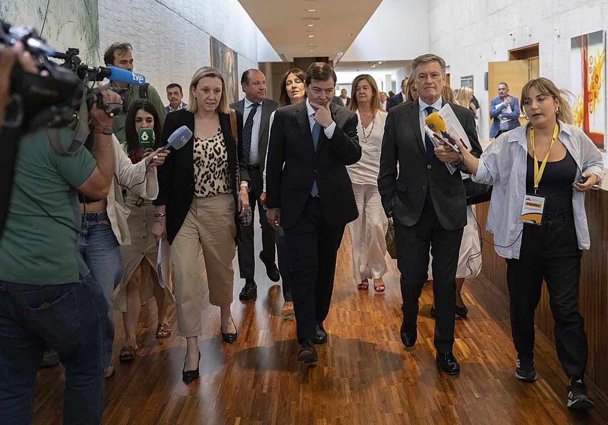 Alfonso Fernández Mañueco y los cargos del PP se dirigen al Pleno extraordinario sobre los incendios.