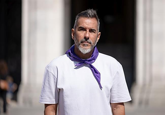 El DJ Óscar de Rivera con el pañuelo de fiestas de El Norte