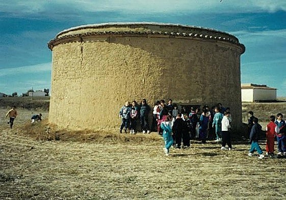 Años 90. Alumnos del colegio San Francisco de Mayorga visitan un palomar.
