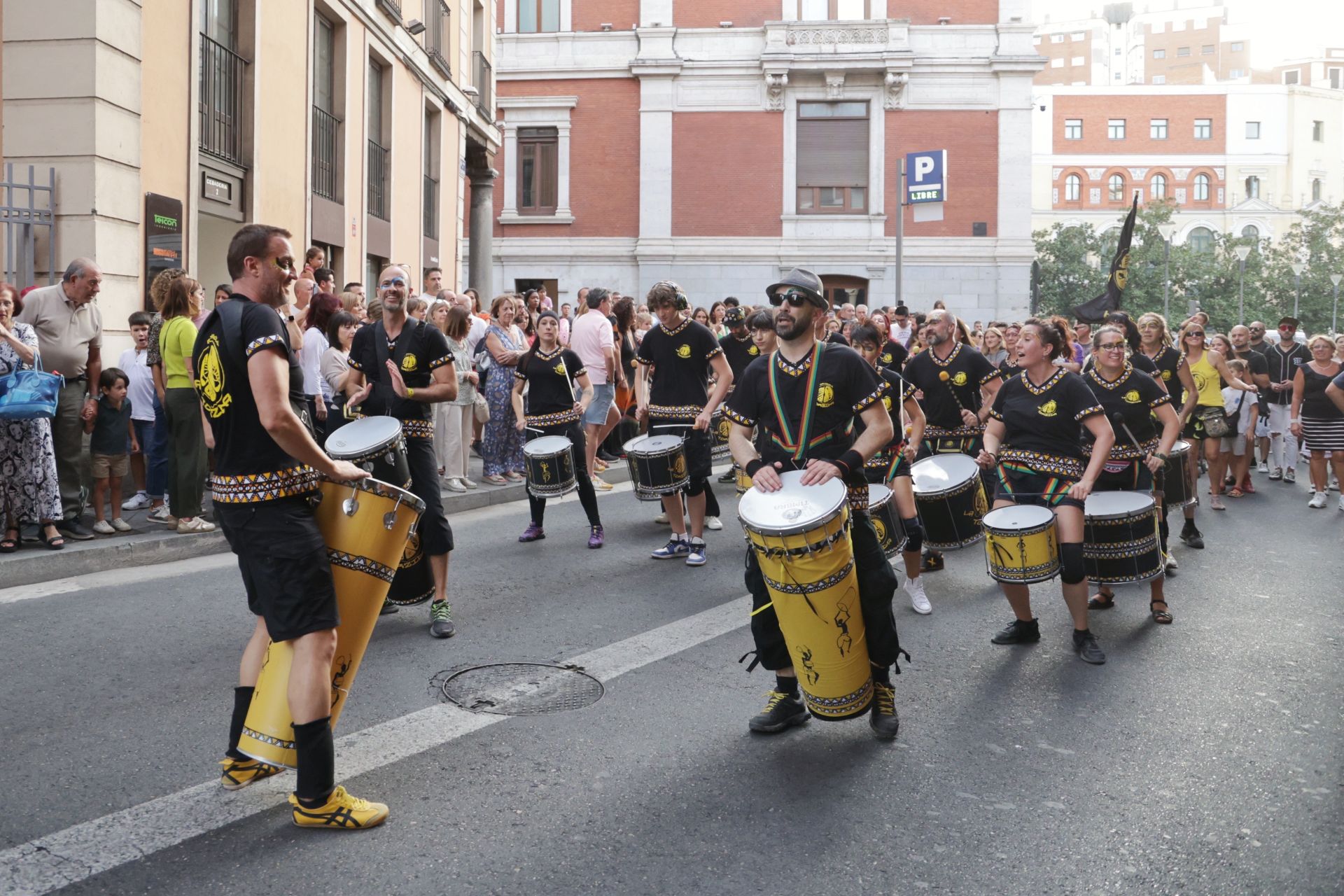 El pasacalles con batucada La Torzida llena de música el centro de Valladolid