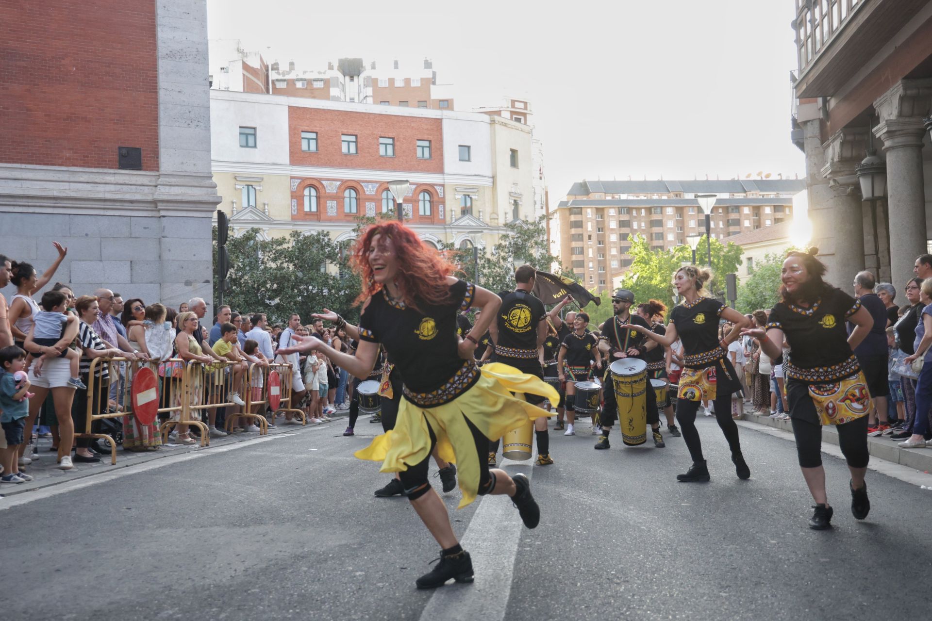 El pasacalles con batucada La Torzida llena de música el centro de Valladolid