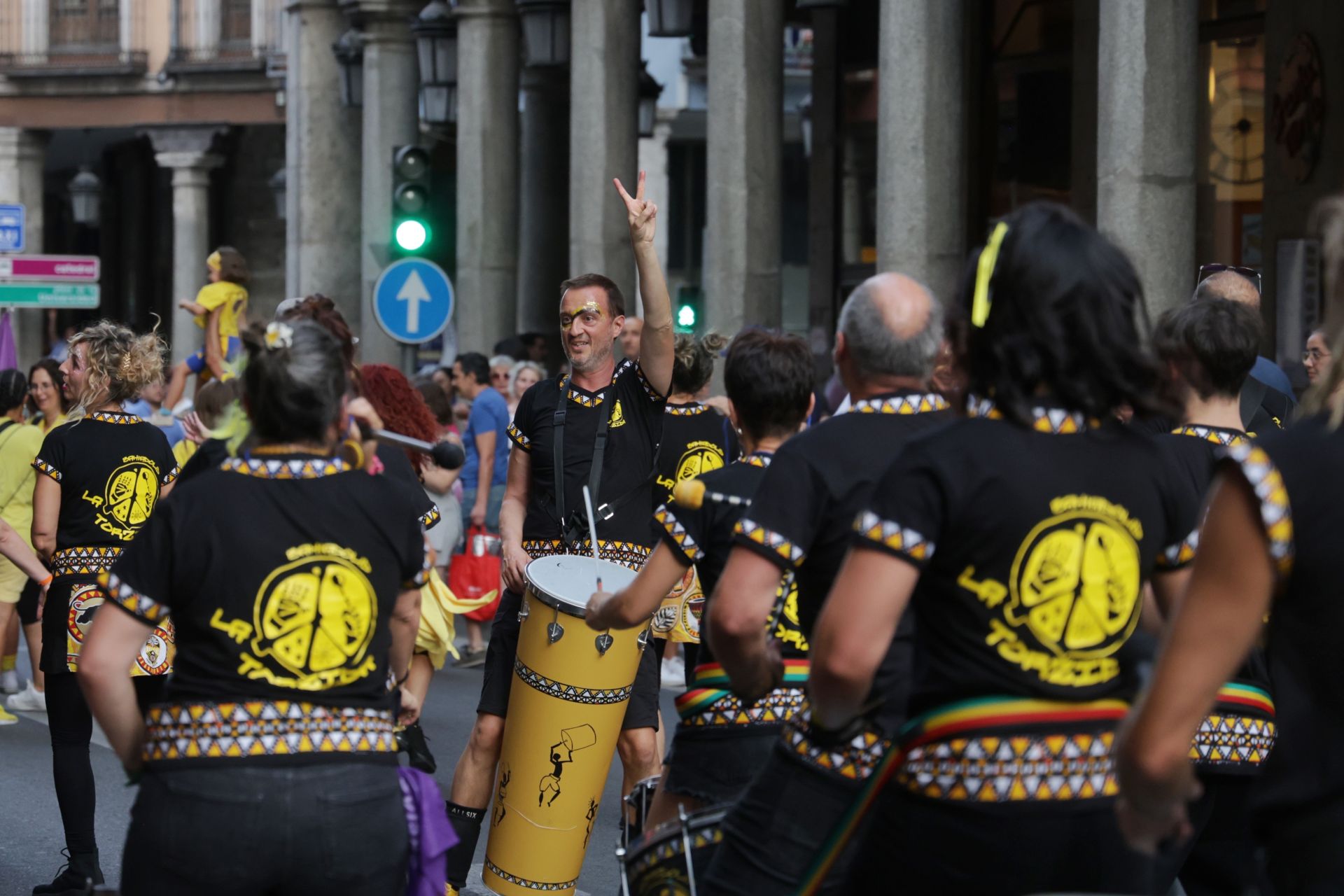 El pasacalles con batucada La Torzida llena de música el centro de Valladolid