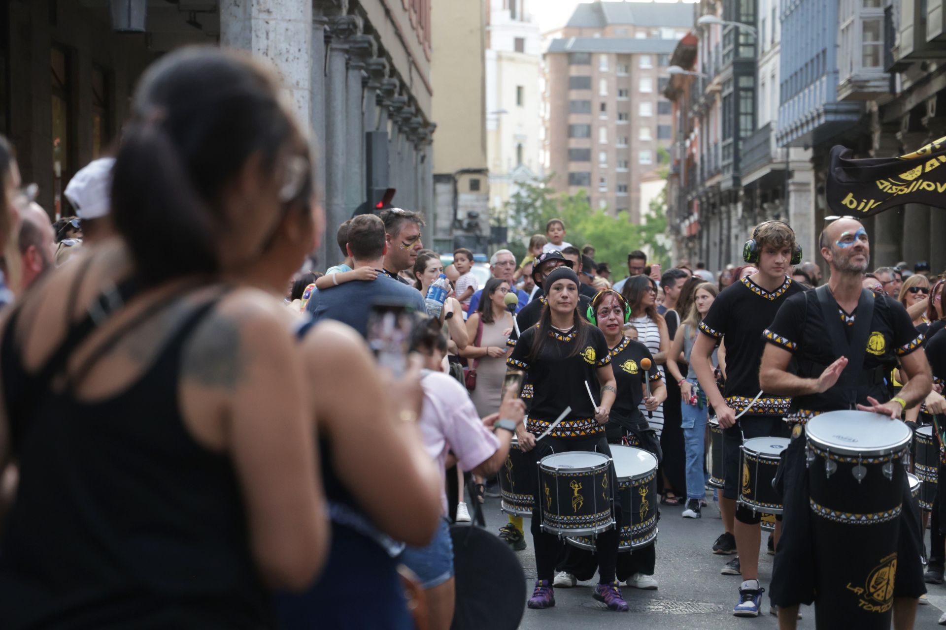 El pasacalles con batucada La Torzida llena de música el centro de Valladolid