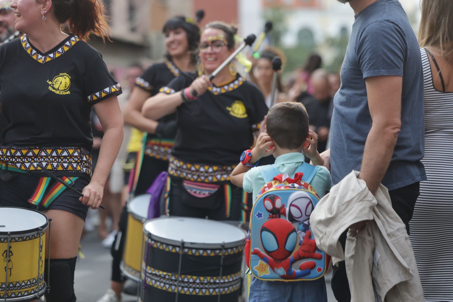 El pasacalles con batucada La Torzida llena de música el centro de Valladolid