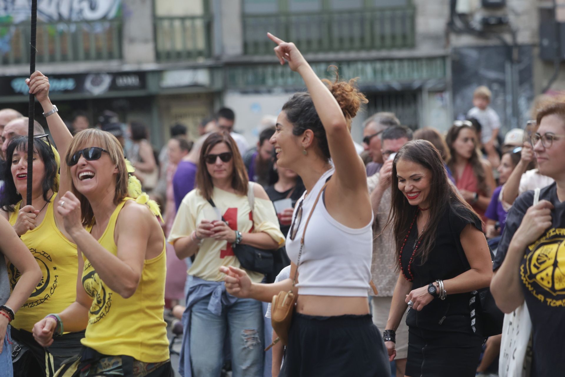 El pasacalles con batucada La Torzida llena de música el centro de Valladolid